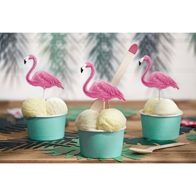 Copos turquesa com gelado de baunilha e decorações de flamingos cor-de-rosa