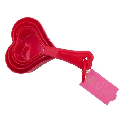 Conjunto de copos medidores vermelhos em forma de coração com etiqueta rosa