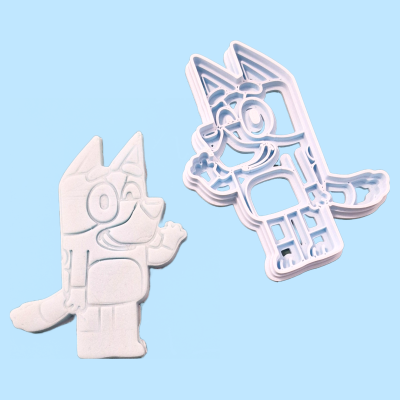 Molde cortador de biscoitos plásticos brancos em forma de personagem de desenho animado sobre fundo azul