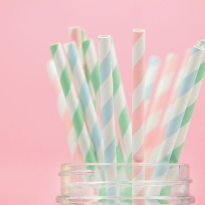 Palhinhas de papel coloridas com riscas num frasco transparente