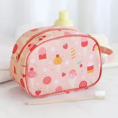 Necessaire rosa com padrão de gelados e frutas com escova de dentes