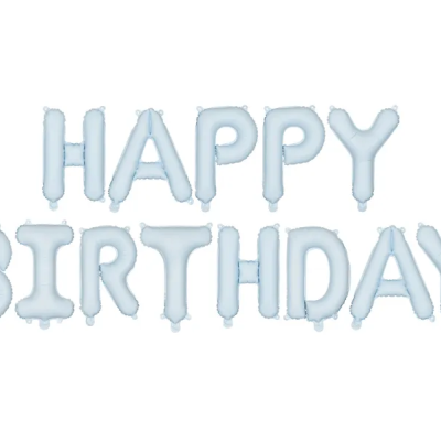 Balões prateados em letras formando HAPPY BIRTHDAY
