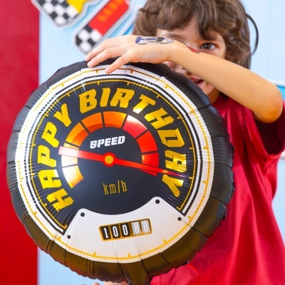 Balão redondo temático de aniversário com texto e gráficos de velocímetro.