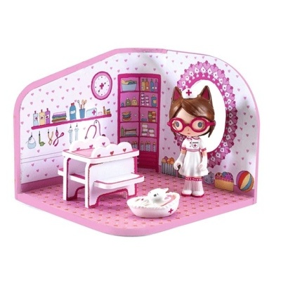 Brinquedo de cenário hospital veterinário rosa e branco com figura de enfermeira e mesa de instrumentos.