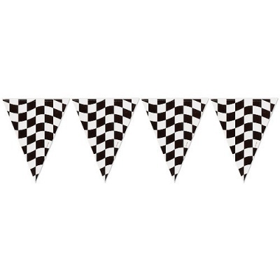 Bandeirolas triangulares quadriculadas em preto e branco penduradas