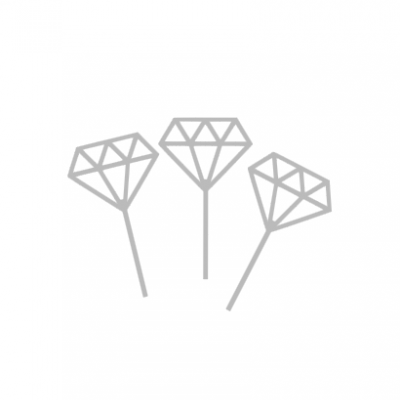 Três decorações metálicas em forma de diamante em varetas