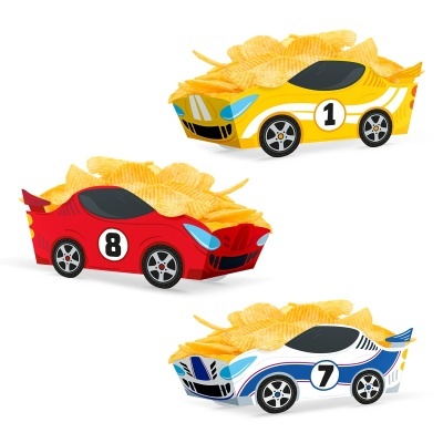 Recipientes em forma de carro de corrida com batatas fritas