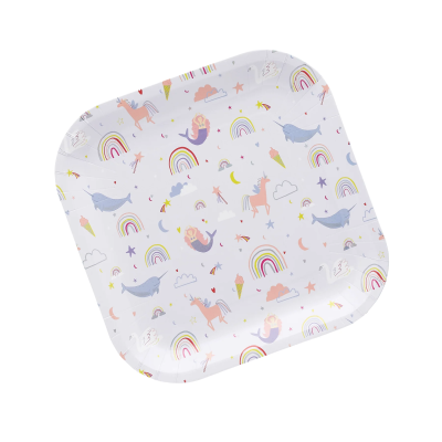 Tabuleiro quadrado branco com desenhos coloridos de arco-íris, baleias e unicórnios