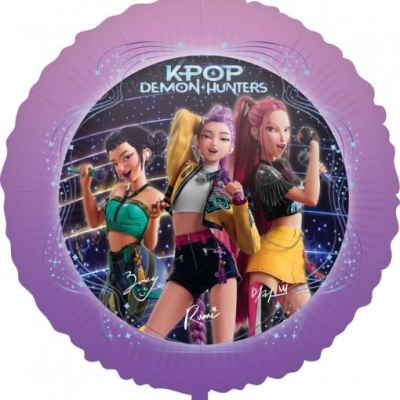 Balão roxo com personagens femininas animadas e texto KPOP DEMON HUNTERS