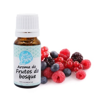 Frasco de aroma de frutos do bosque com frutos vermelhos variados ao lado