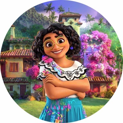 Personagem animada com vestido bordado em fundo de casas e flores coloridas