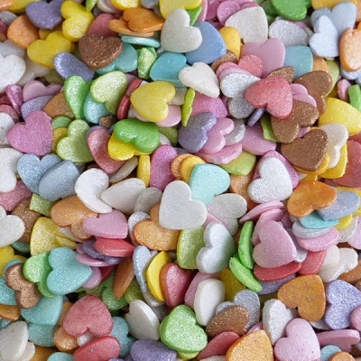 Confeitos pequenos em forma de corações coloridos e brilhantes