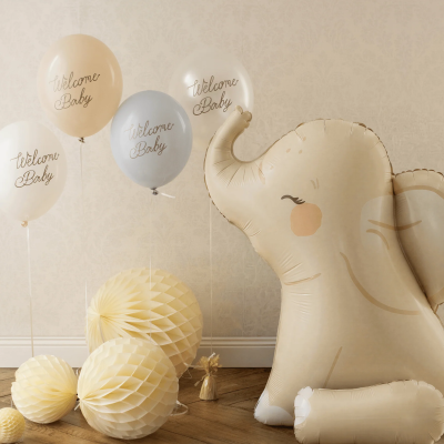 Baleia de balão dourado com cinco balões coloridos Welcome Baby e decorações de papel no chão