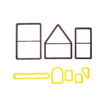 Moldes de plástico castanhos e amarelos para modelagem ou corte sobre fundo branco