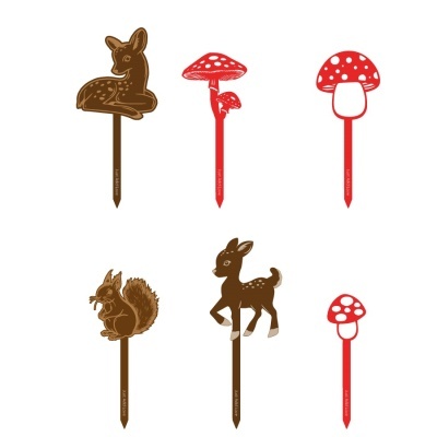 Marcadores de plantas em forma de animais e cogumelos em plástico castanho e vermelho