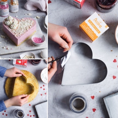 Bolo rosa em forma de coração e utensílios de confeitaria com cortador de bolo em forma de coração