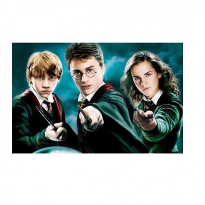 Três jovens com uniformes de magia e varinhas apontadas