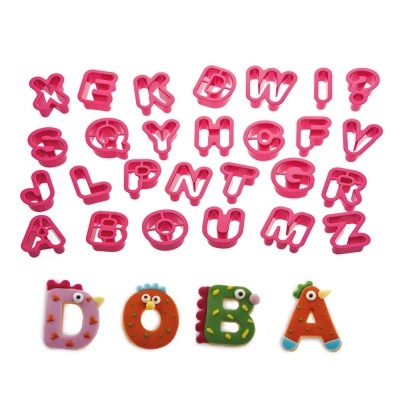 Conjunto de cortadores de bolachas formato letras maiúsculas e bolachas decoradas com letras D, O, B, A