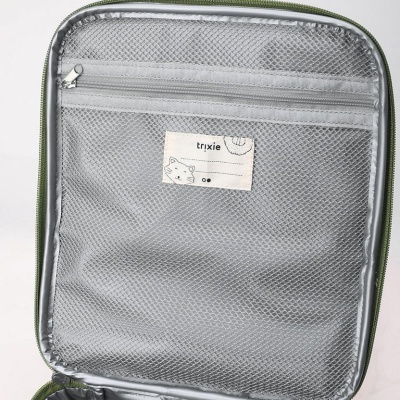 Interior de bolsa verde com compartimento em rede cinza e etiqueta trixie