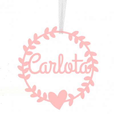 Ornamento rosa pendente com nome 'Carlota', coroa de folhas e coração