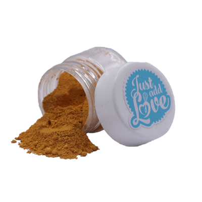 Frasco plástico aberto com pó castanho e etiqueta 'Just add Love' na tampa