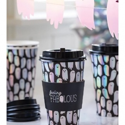 Copo de viagem decorado com padrão de fantasmas e proteção preta com texto em fundo branco