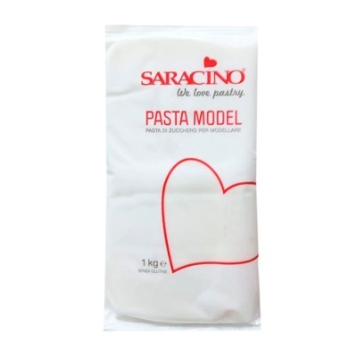 Pacote branco de pasta modeladora de açúcar SARACINO com texto vermelho e coração vermelho