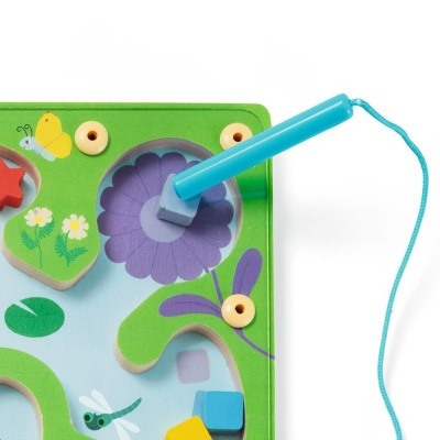 Brinquedo infantil educativo em madeira multicolor com peças encaixáveis e vareta magnética azul.