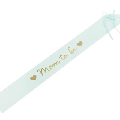 Faixa branca com texto dourado e laço azul claro