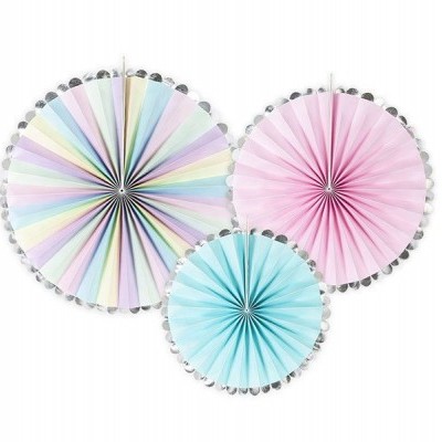 Três leques decorativos de papel coloridos pendurados