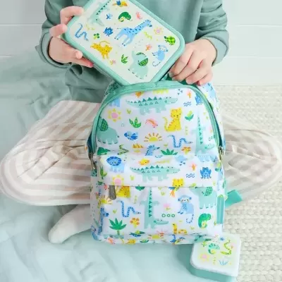 Mochila branca infantil com padrão de animais coloridos e acessórios combinando