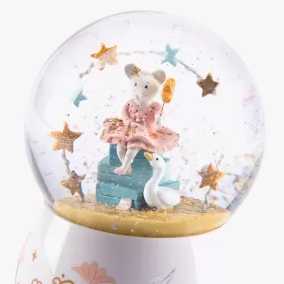 Globo de neve com figura de rato e pato sobre base branca decorada
