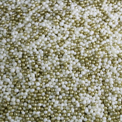 Pérolas brancas e douradas pequenas e brilhantes distribuídas uniformemente