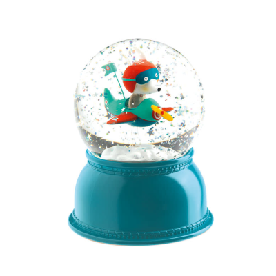 Globo de neve com boneco de avião e animal piloto no interior, base azul.