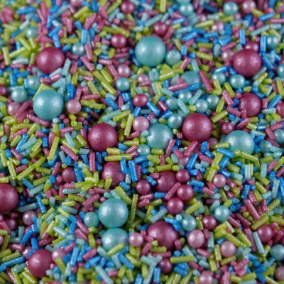Confeitos coloridos em granulados e bolas para decoração de bolos