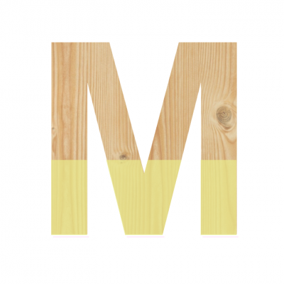 Letra M em madeira clara com pintura amarela inferior