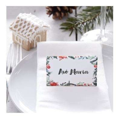 Cartão decorativo de mesa natalício sobre prato com guardanapo branco