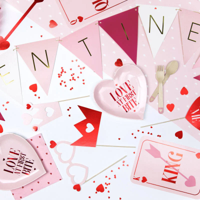 Decorações e acessórios de festa em rosa e vermelho com tema de amor e cartas