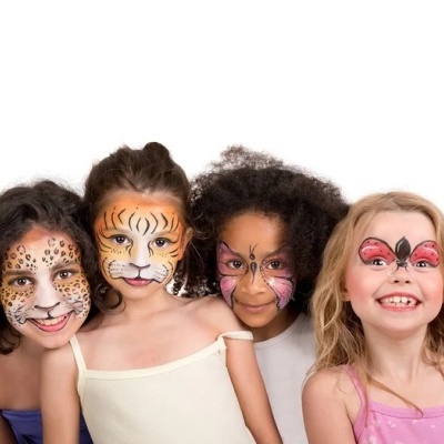 Quatro crianças com rostos pintados com tema de animais e insetos