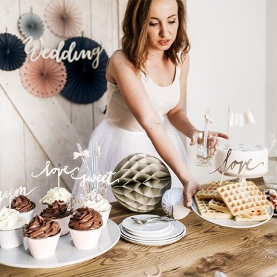 Mesa decorada para casamento com cupcakes, waffles e decoração em papel e madeira