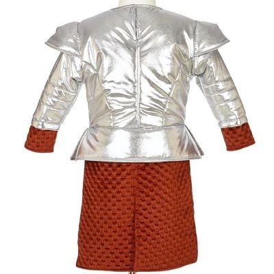 Roupa composta por casaco prateado e saia castanha texturizada vista de costas.