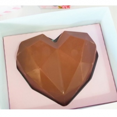 Coração de chocolate facetado dentro de caixa branca com interior rosa