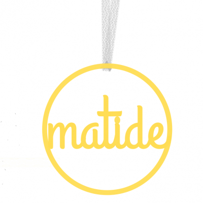 Ornamento amarelo circular com a palavra matide suspenso por fita branca