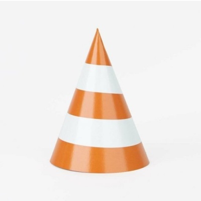Cone de sinalização laranja e branco sobre fundo branco