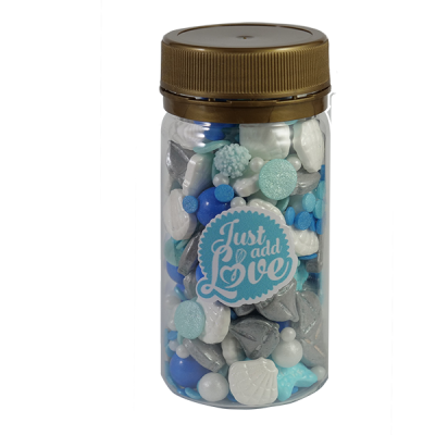 Frasco transparente com doces decorativos azuis, brancos e cinzentos e etiqueta 'Just add Love'