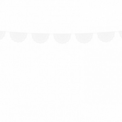 Bandeirola de papelão branca em forma de meia-lua pendurada num cordão