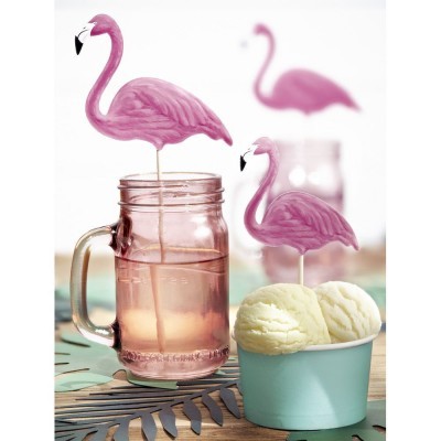 Dois pickers decorativos em forma de flamingo cor de rosa em bebida e sorvete.