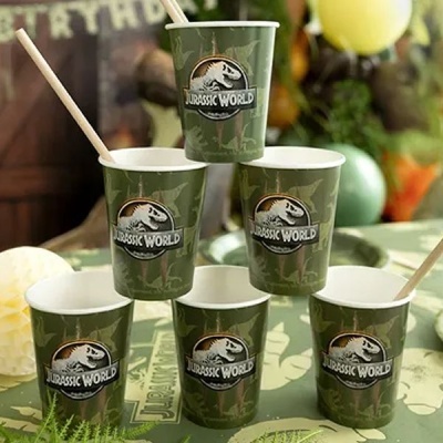 Seis copos de papel verdes com logótipo Jurassic World e canudos brancos