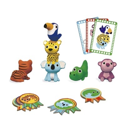 Brinquedos de animais coloridos com cartas e medalhas de papel