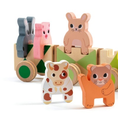 Carrinho e figuras de animais em madeira colorida para crianças